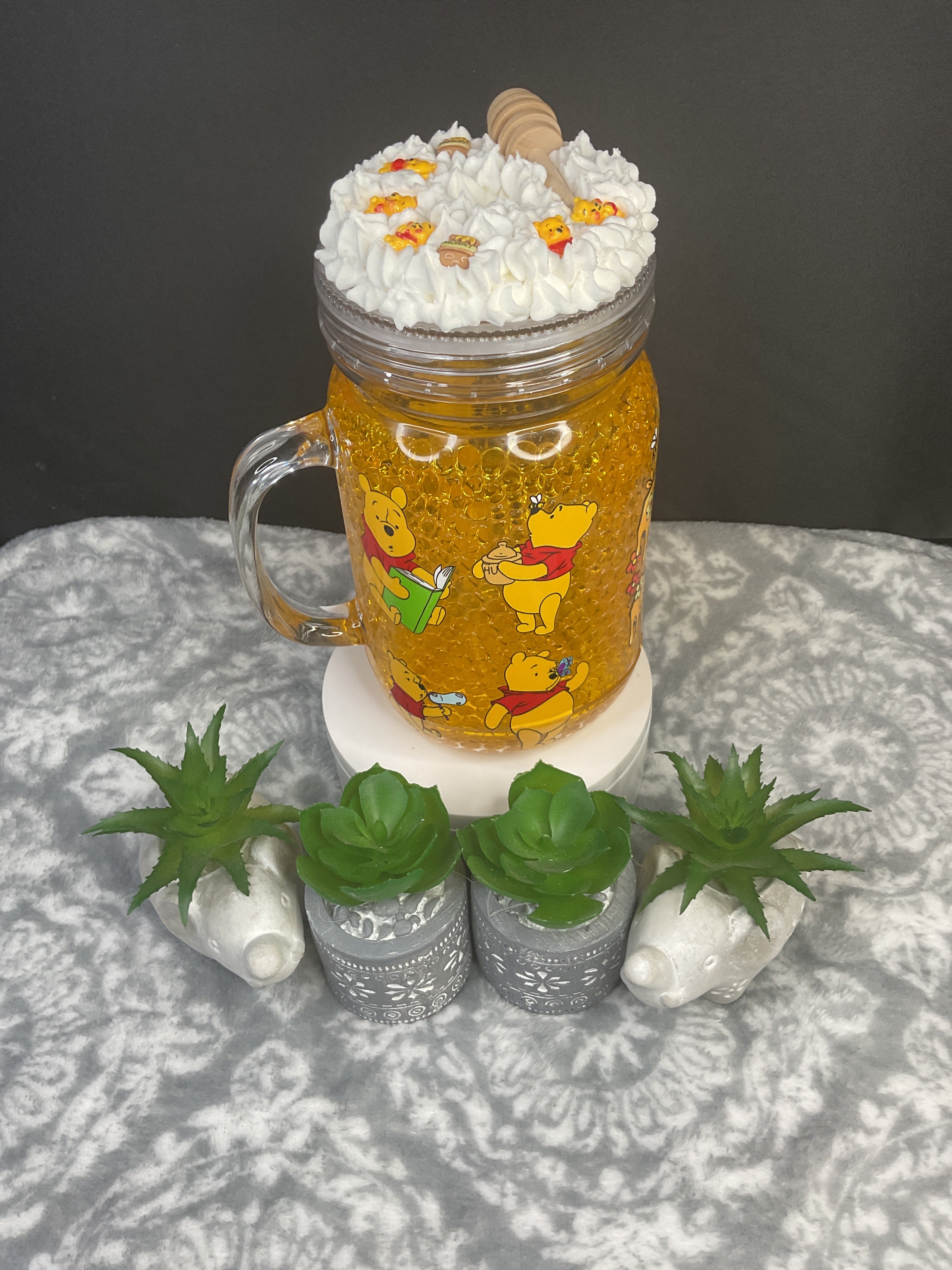 22 ounce Winnie the Pooh honeycomb with frosted lid